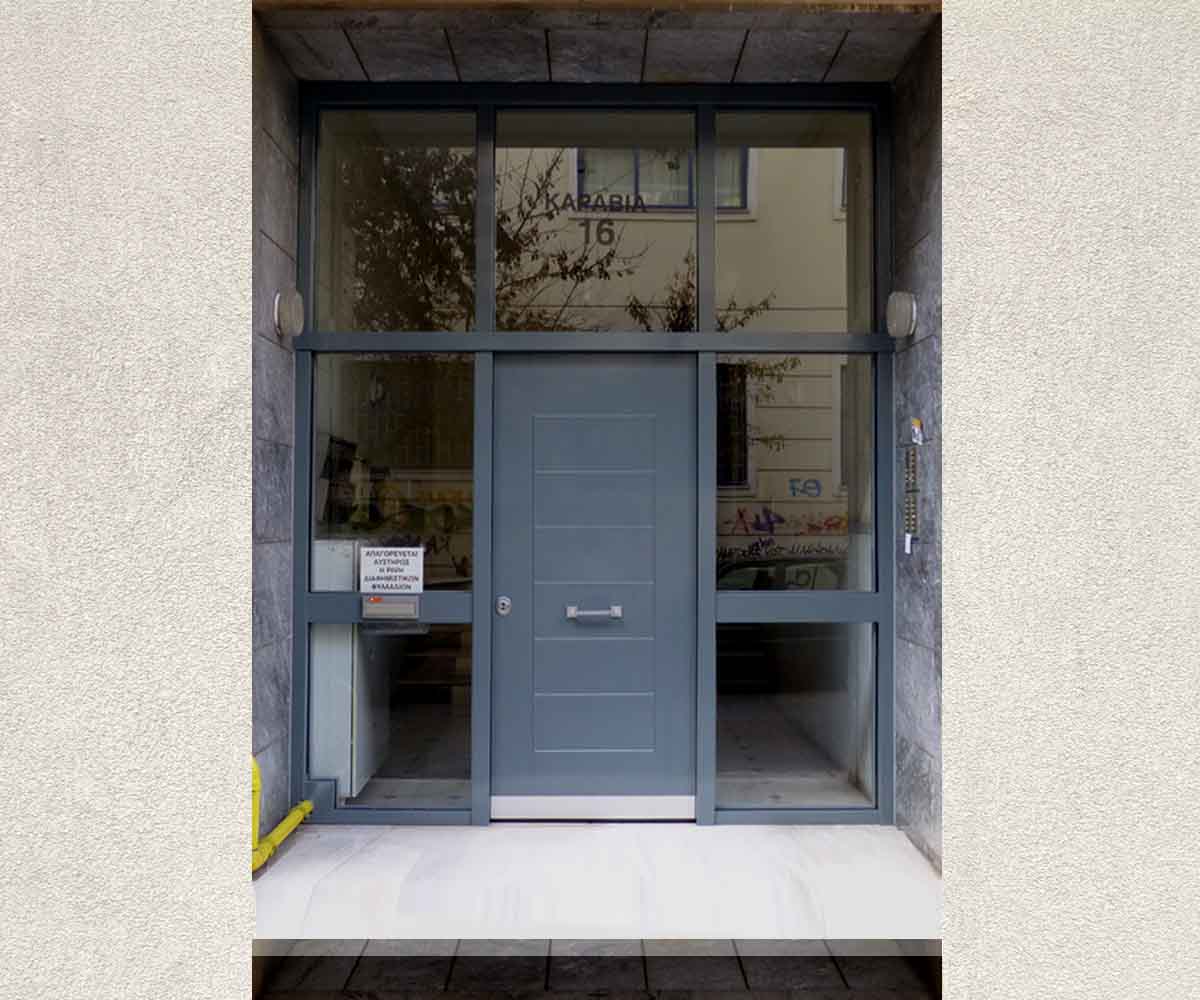 Κενρτική είσοδος - Siamo - Πόρτα θωρακισμένη πολυκατοικίας με τζάμια αλεξίσφαιρα